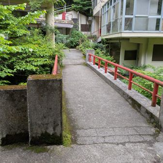 ここからは見えませんが、橋を渡った突き当たりに、上への坂道があります。