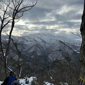 瀧山を見ながら降り丸山へ
道がいろいろあるようでしたが
YAMAPの地図の赤い線を見ながら
踏み跡のない雪で覆われた道を
探しつつ進む