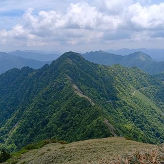 瓶ヶ森山頂から見える石鎚山脈。改めて、正面中央から左に弧を描くように、西黒森、自念子ノ頭、東黒森、伊予富士、寒風山、笹ヶ峰…。