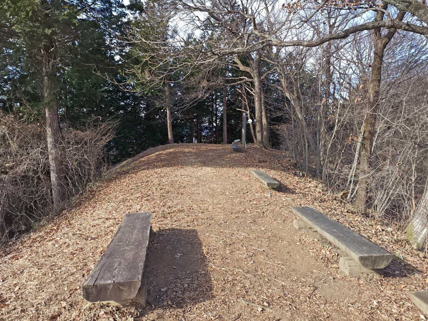 山頂広場にはベンチがあり、お昼や休憩には良さそうです。