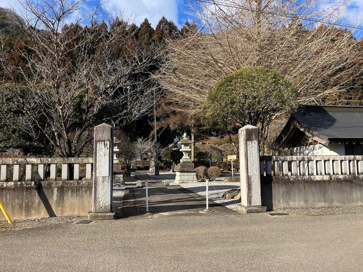御嶽山神社⛩️写真右手に広い駐車場あります🅿️