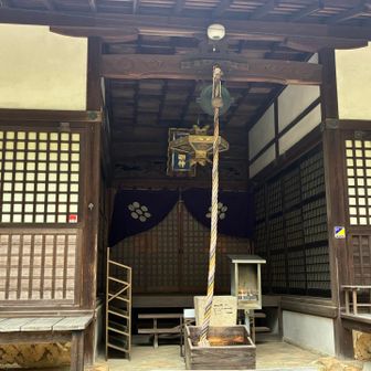 本殿。ご立派な建物だけれど、
お賽銭箱も壊れていて、よく見ると境内どこも廃れてる…

境内色々回ったけれど、どのお参り場所にも賽銭箱はないのでお賽銭入れず。
廃れていても、ろうそくがあちこちに灯っていたので、お祈りされた直後ですね。

七面山へは、
この本堂の右手にあるお稲荷さんを通り過ぎ、左手に上がっていきます。