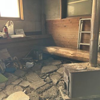 避難小屋
10人くらい寝れるフローリングの部屋あり。