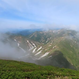万太郎方面は、見えたり隠れたりの繰り返し　
なかなか完全には抜けないです☁