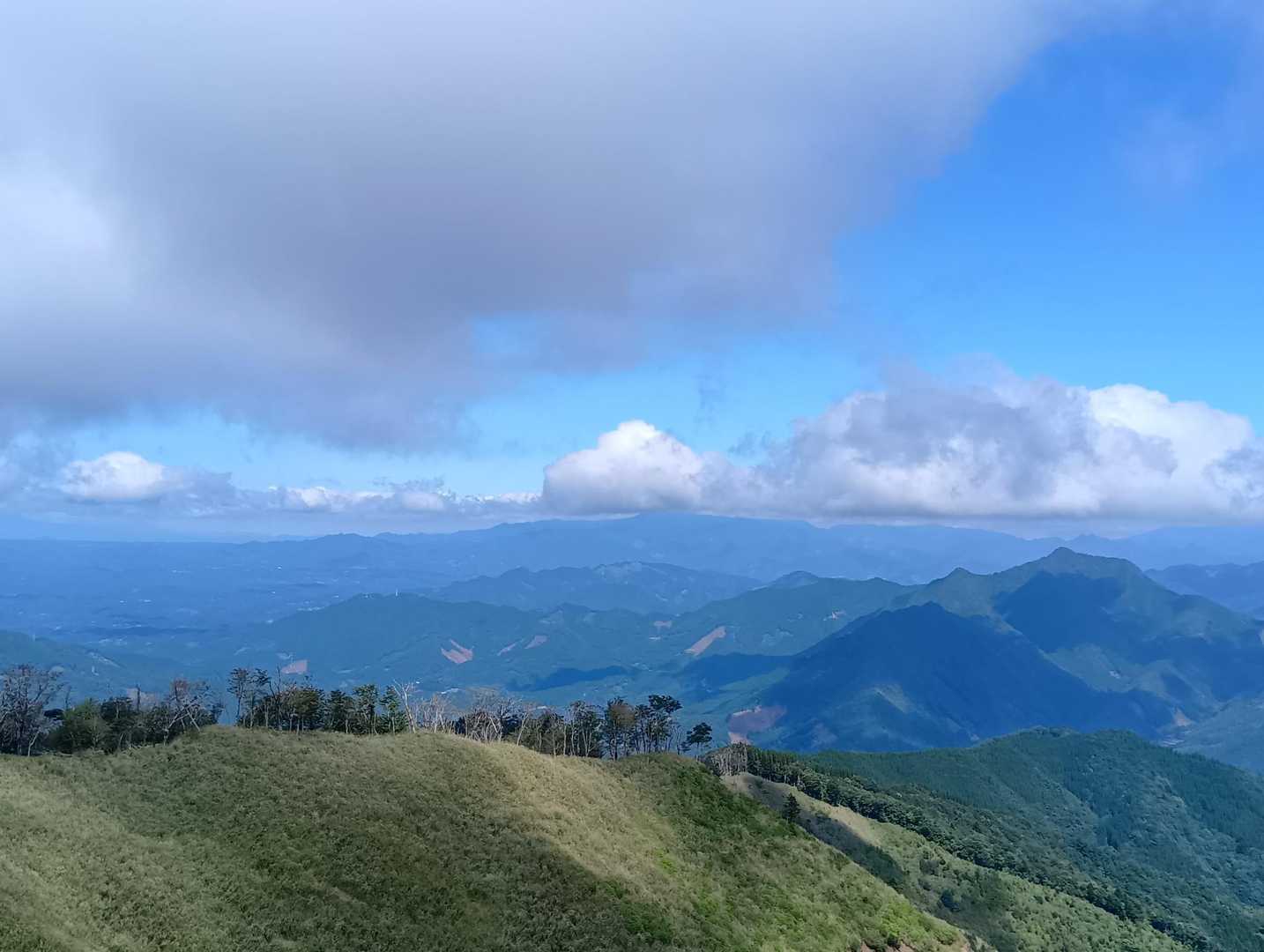 展望ポイントにて祖母山方面