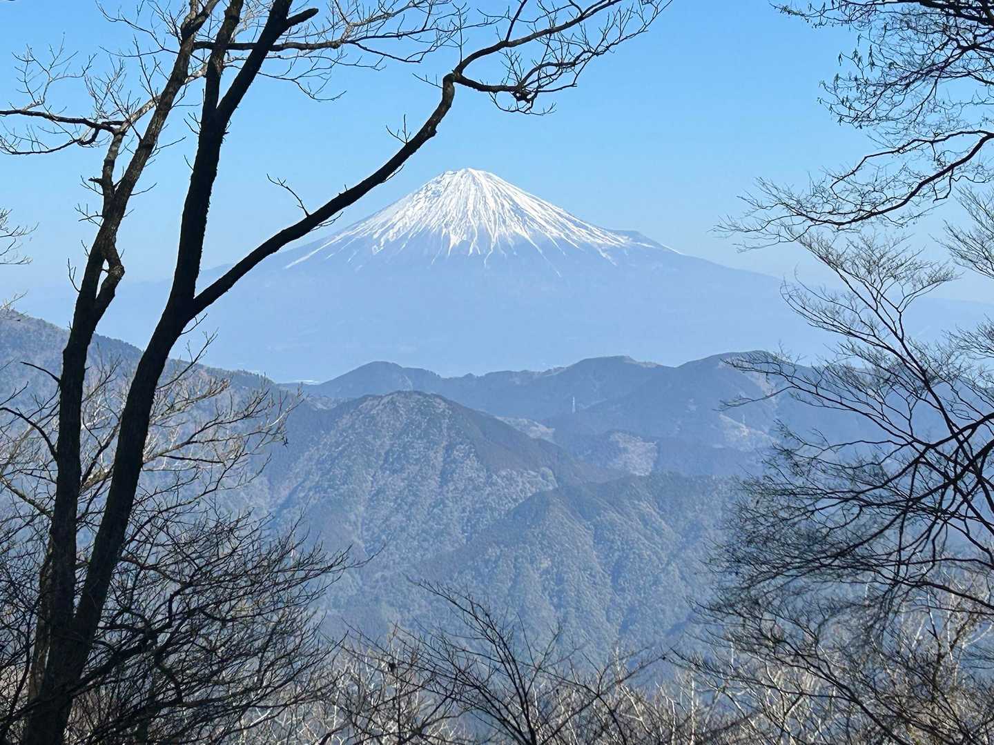 富士山🗻霞んでますがドーンと綺麗ですね！