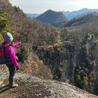 稚児落しに到着。
あちらの岩の上を歩いてから、ここまで回りながら上がってきました。
この岩壁の高さは150mくらいだそうです。
