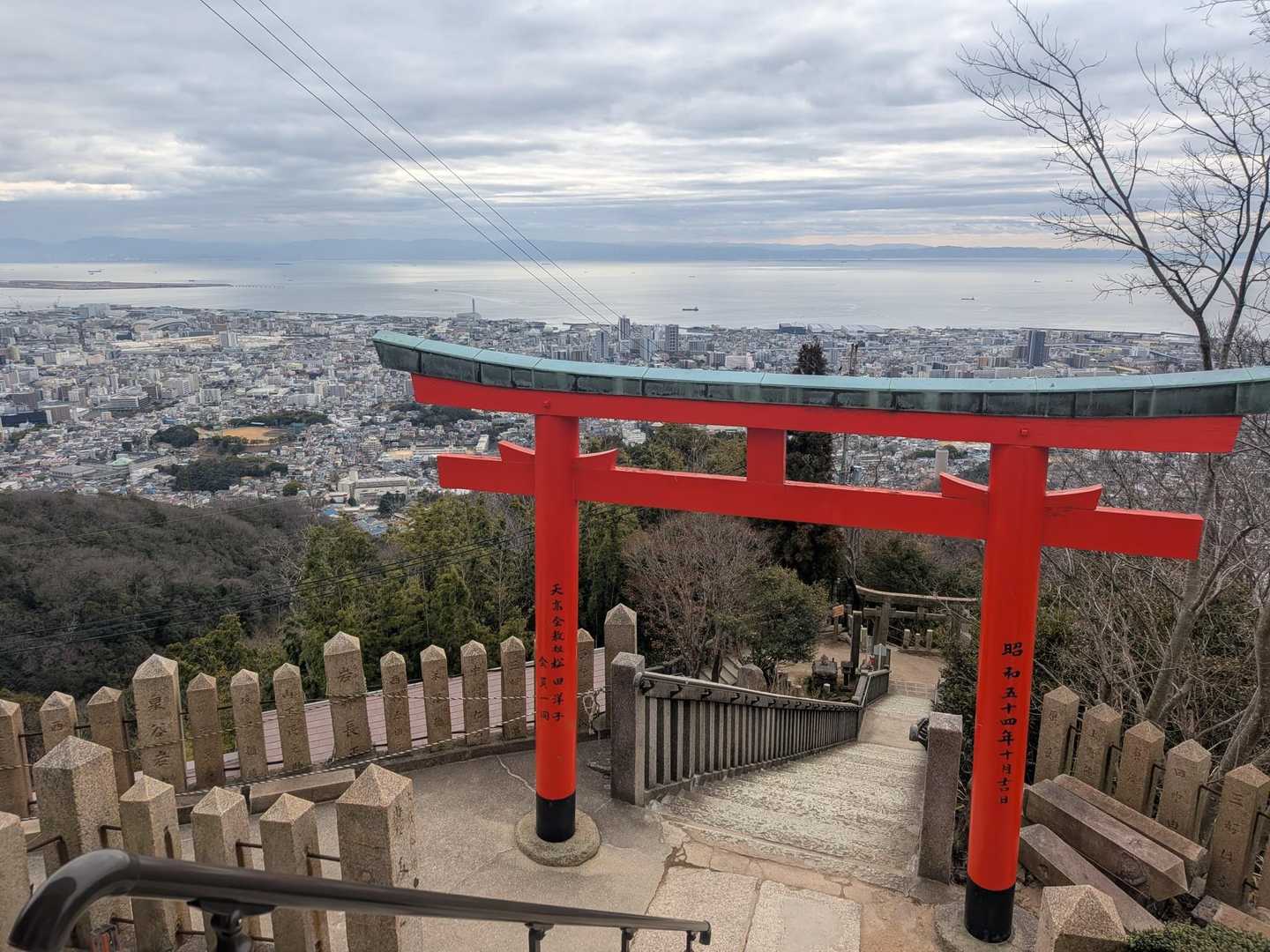 曇っているけどいい景色だし、大阪の山々の向こうの奈良の山々まで見えます！