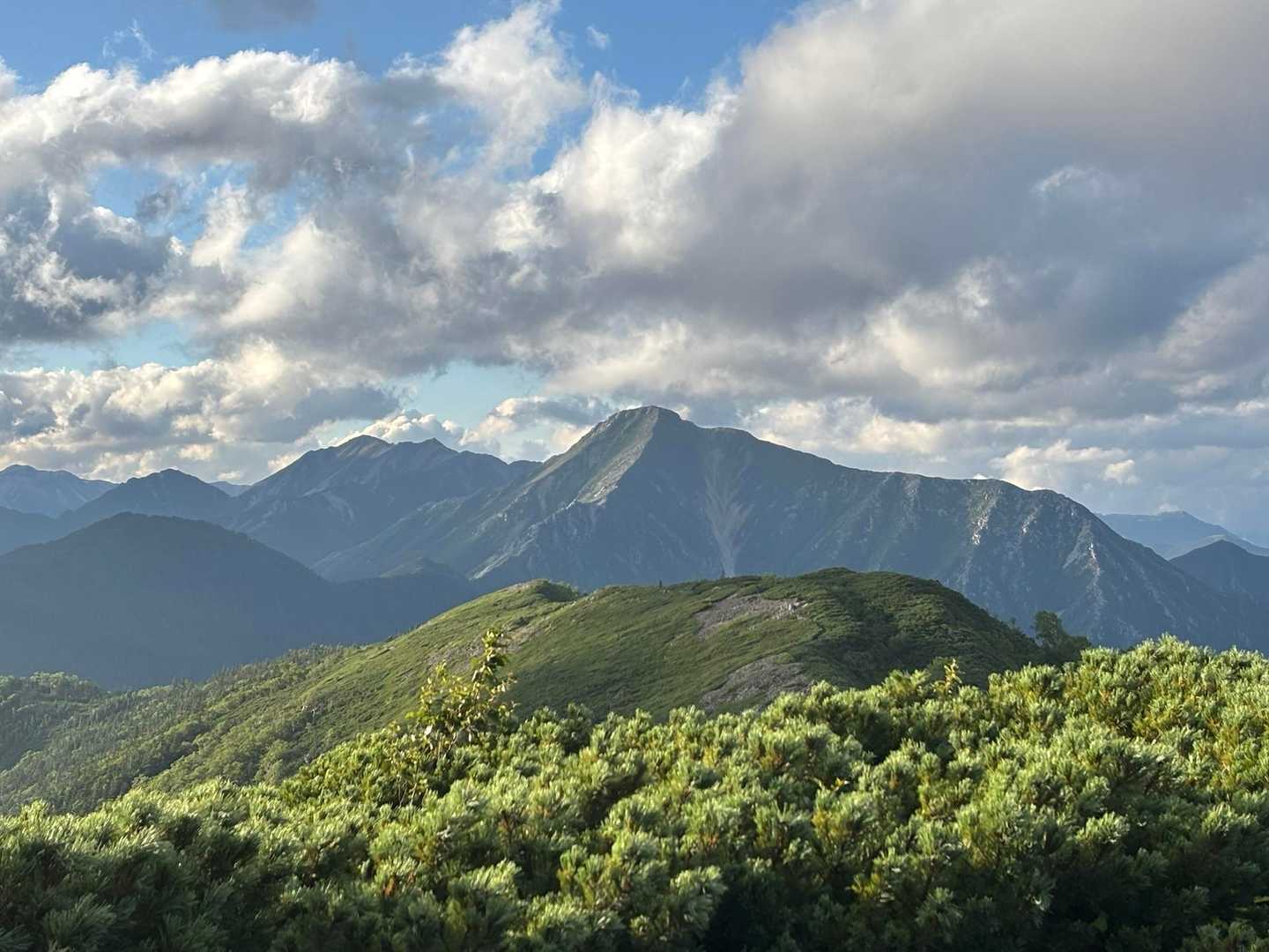 常念岳が顔を出しました
素敵です

天気が崩れる前提で早めの就寝へ

