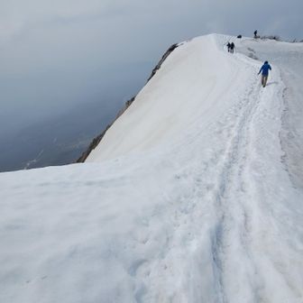 弥山に戻り中
冬しか行けない
コース(´；ω；｀)やし
皆さん行かれる
一応禁止🈲やけど
行きたい！ちょっと
雪減った北側🚶𓂃 𓈒𓏸