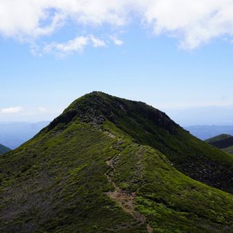 天狗ヶ城から見る中岳。