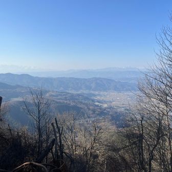 目を凝らして、霞の向こうの北アルプスを見納め。