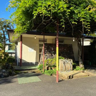金時登山口バス停の向かいにトイレ有り。
手洗い横にリュック置きがあり使い易い。
トイレ前に靴洗い場有り。