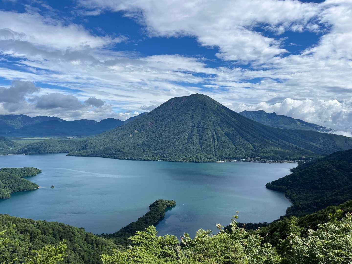 途中の半月山展望台からの
中禅寺湖 ＆ 男体山
男体山が雲一つ掛ってない
キレイな景色👀
サイコーです😍