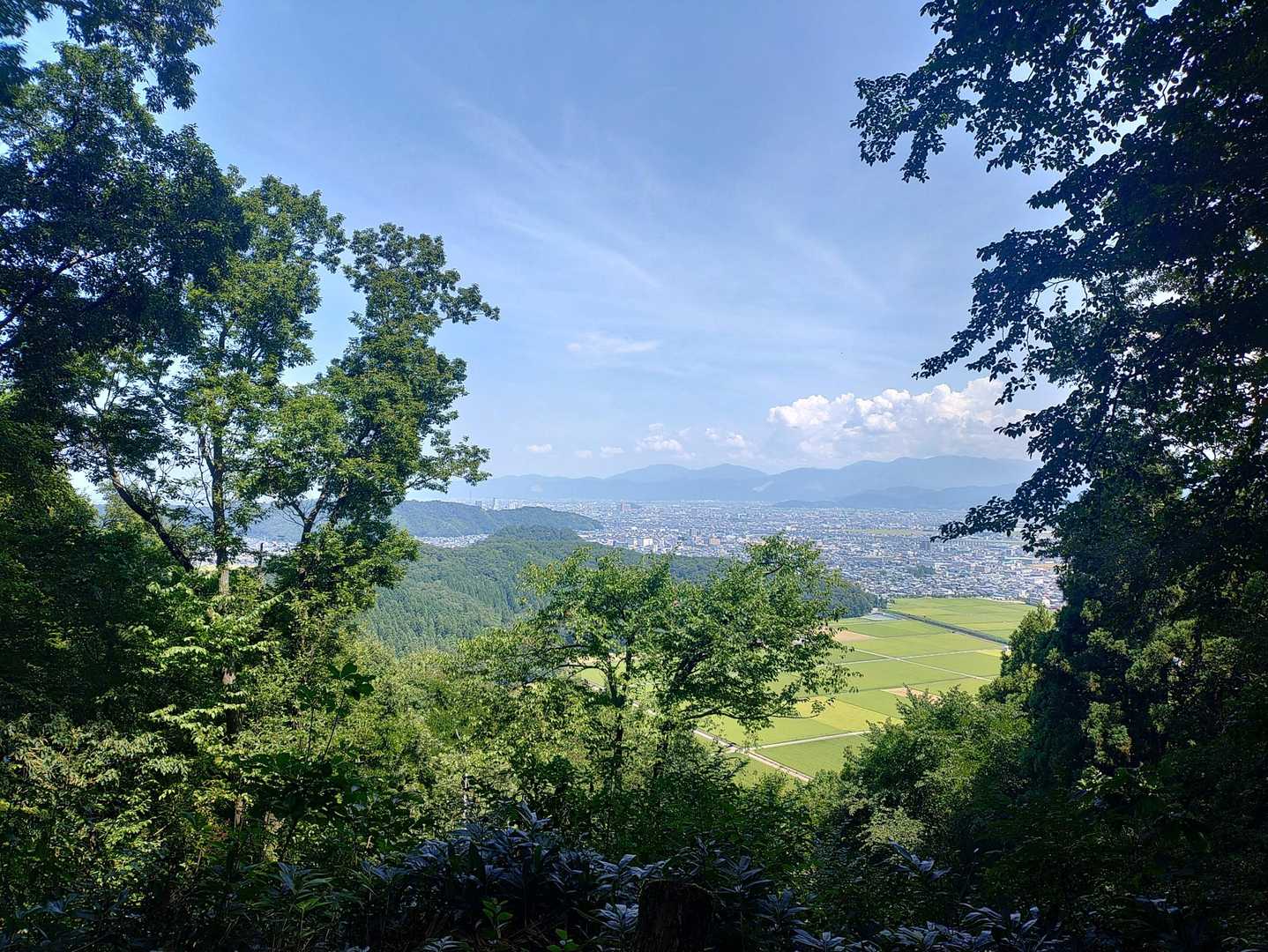 頂上着きました〜！そよ風の中絶景を独り占めでした。気持ち良かった〜💕