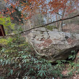 逆さ観音(中央)