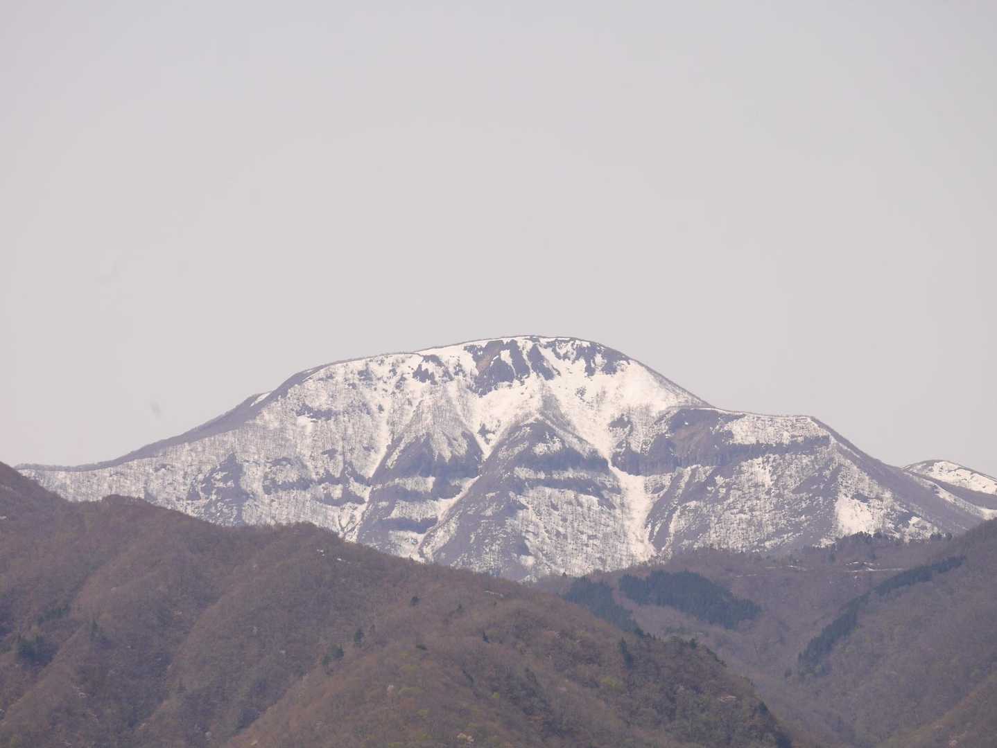 山頂から奥へ少し下ると
大東岳が綺麗に見える