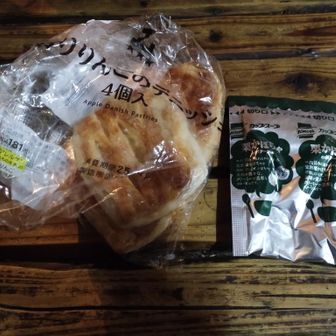 朝は昨日の残りのパンとカボチャポタージュ😋