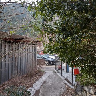 でも何処にあるの！？
有りました。
ところがこの販売機は新500円と新札には対応してない。
困っていると、農家民宿の送迎車で来た方が買いそれを頂けました誠にありがとうございました🙇

皆さん要注意⚠️