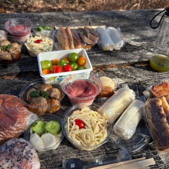 小谷山のベンチでゴハン

今日は山歩きよりコレが楽しみだった😄
のんびり女子トーク✨