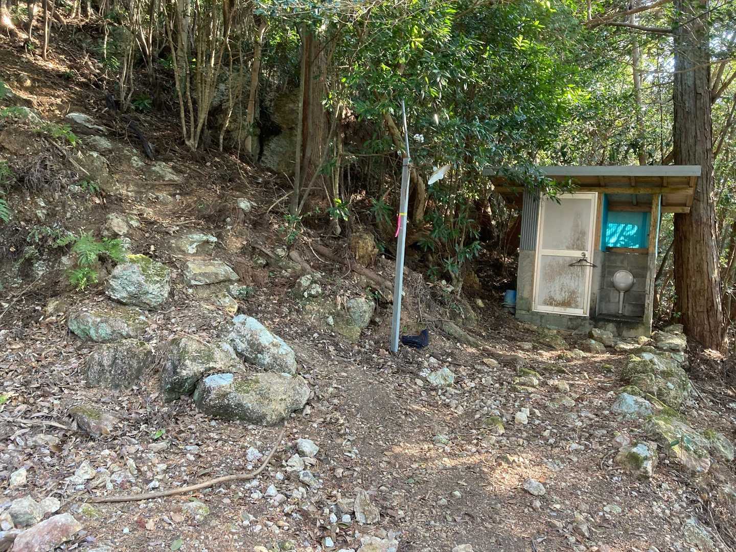 トイレ🚽もあります♪
左横から登ります🚶