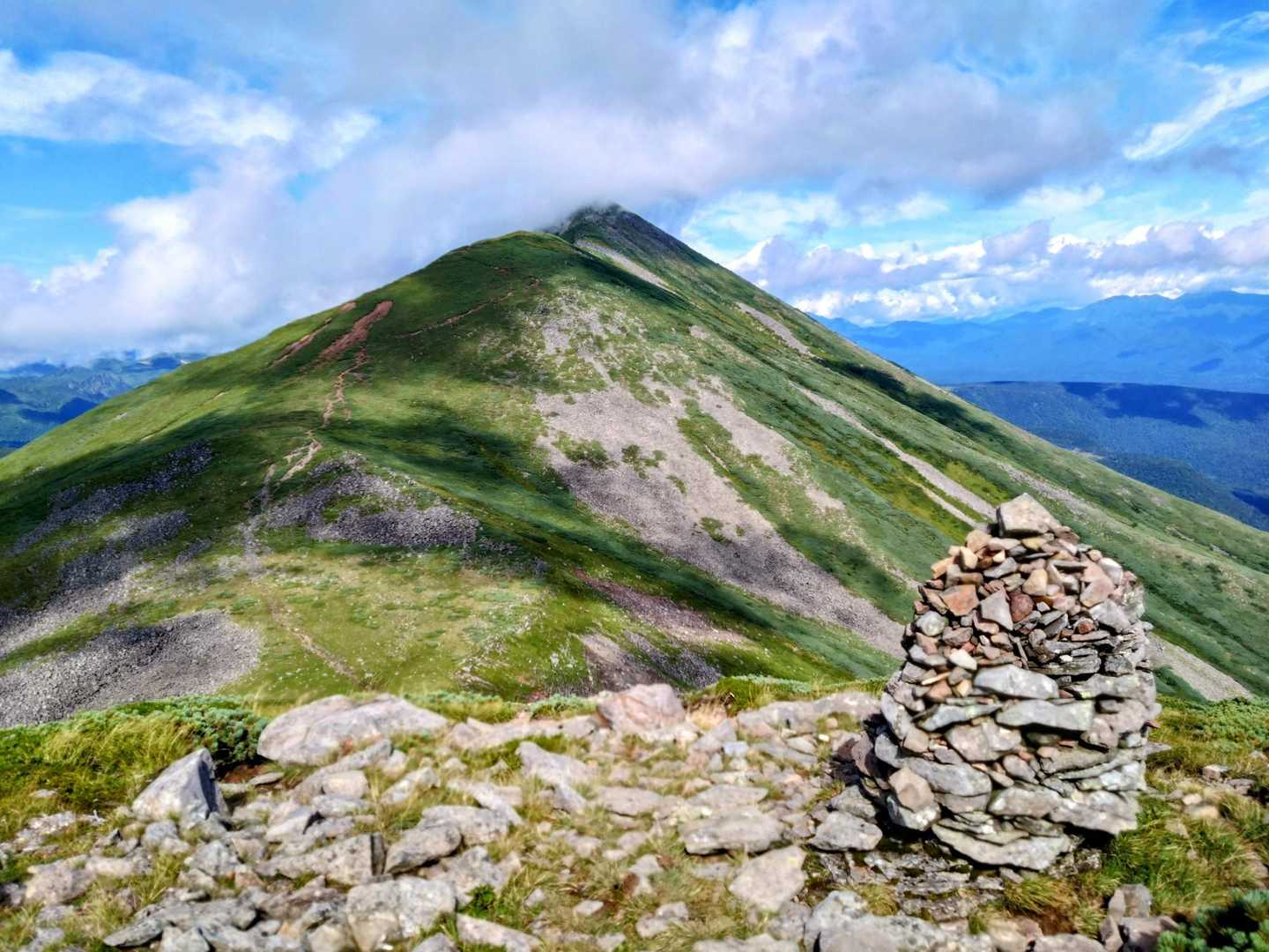 これですこれ！
ベベツ岳山頂手前のケルンとオプタテシケ山
美しいく凛々しく勇ましい山容です