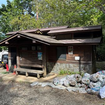 バス停から10分ほどで三ッ峠登山口到着。トイレあります。「三ッ峠入口」からしばらく歩いている自分の姿を、車から見かけた別のご夫妻に、「どうしてもうここにいるの？」と声をかけられました。なんか「三ッ峠入口」から歩くと目立つようです。