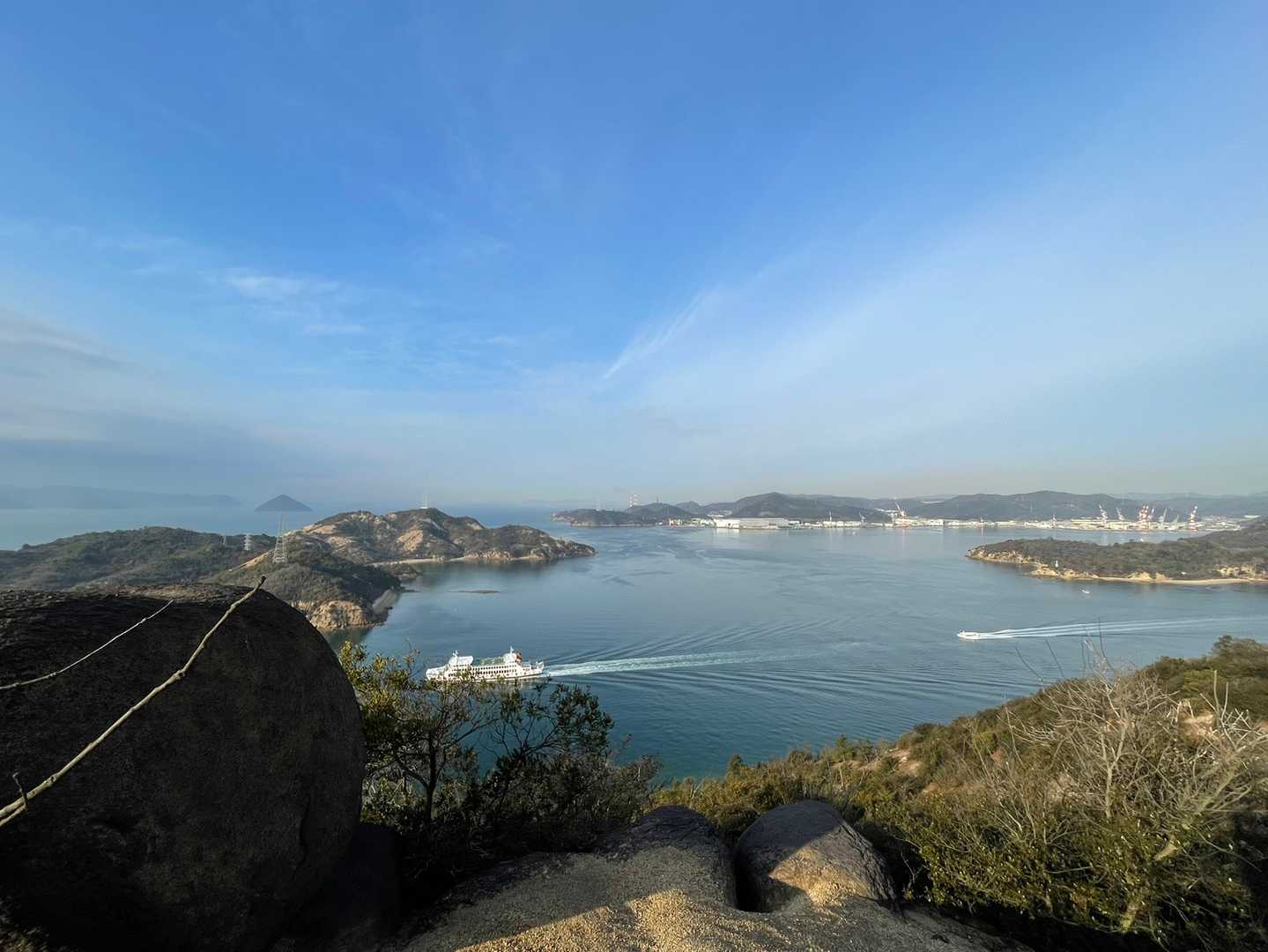 直島港行きのフェリー🛳と小型客船が来ました🛥
右奥には、玉野市の三井造船所も見えてます👀