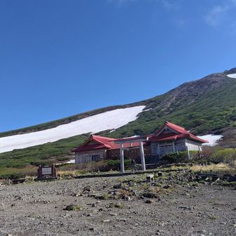 室堂あたりでガスが晴れ、とてもいい天気となりました。
少し風が出てきたので、レインウェアを羽織りましたが、山頂に着く頃には不要になりました。
基本的には半袖+ウィンドシェル的な物があれば十分な気温だったと思います。
この時間帯では山頂付近でも10°Cは切らなかったと思います。