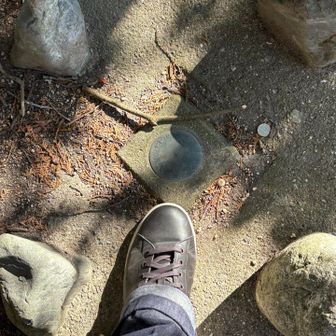 雌岳山頂❓
スニーカーとジーンズでパシャリ