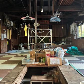行仙宿山小屋の内部
無人販売が行われていました。欲しい物があるかどうかは運次第？