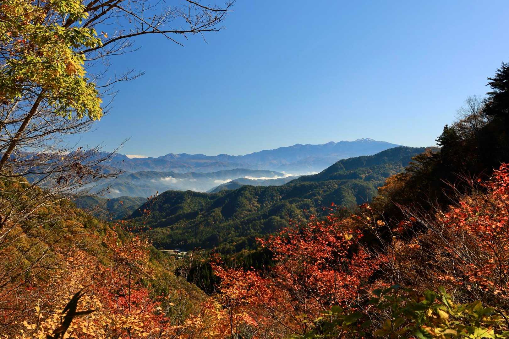 展望台。
直前まで雲海が出ていたんですがのんびり登ってたため消えてしまっていました。