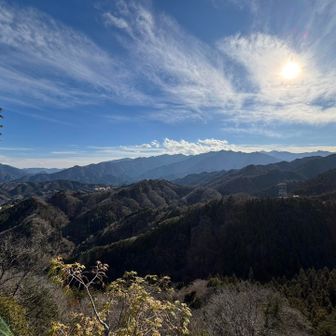 三ノ峰は切り立った岩場の上にあるので景観は抜群✨
奥多摩の山々を一望したいなら大オススメですよ👍