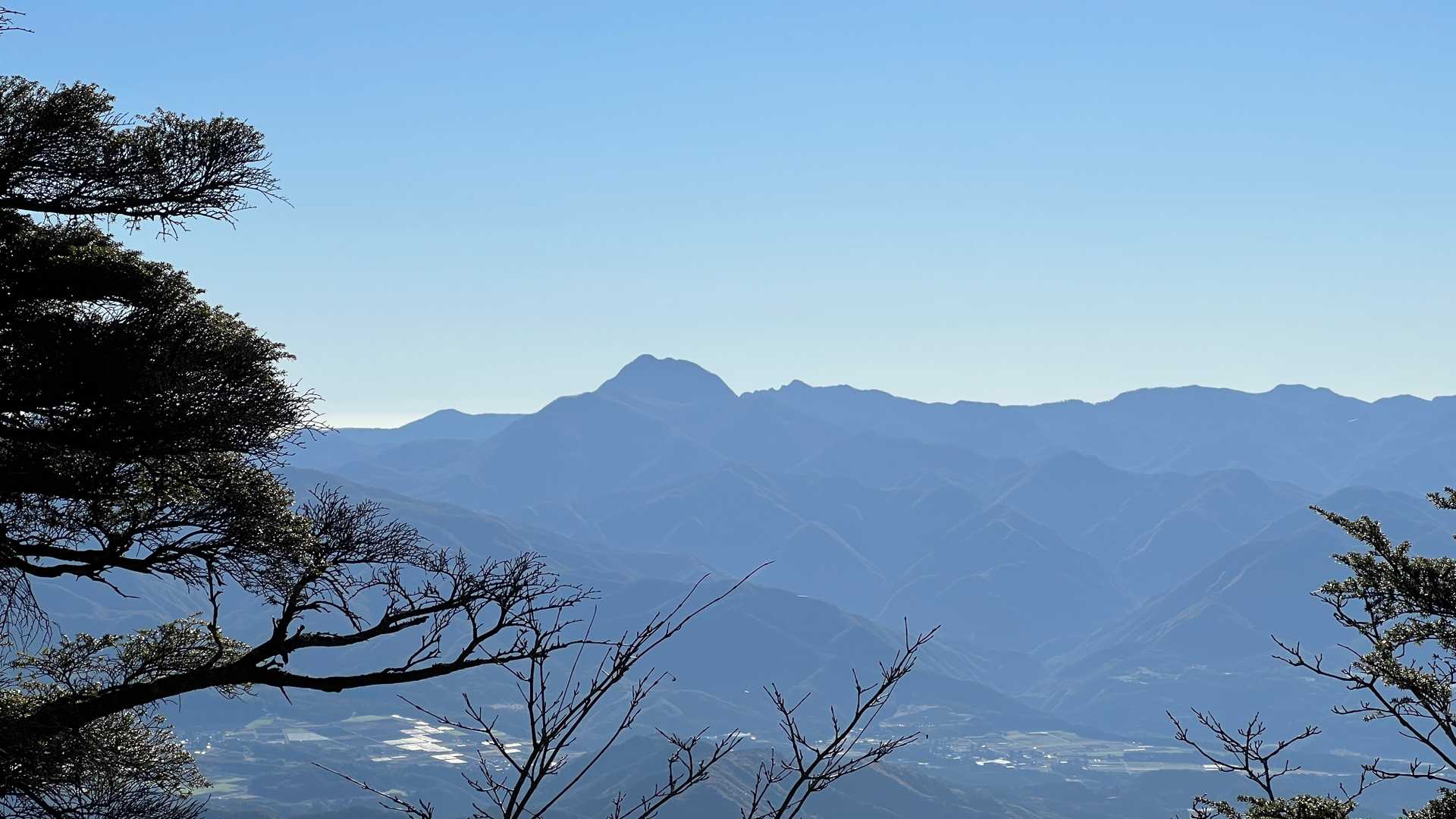 こちらは皇海山。去年登ったけどきつかったなー。