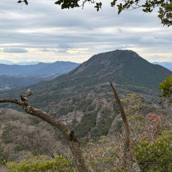 午前中に登った屋山が見える
