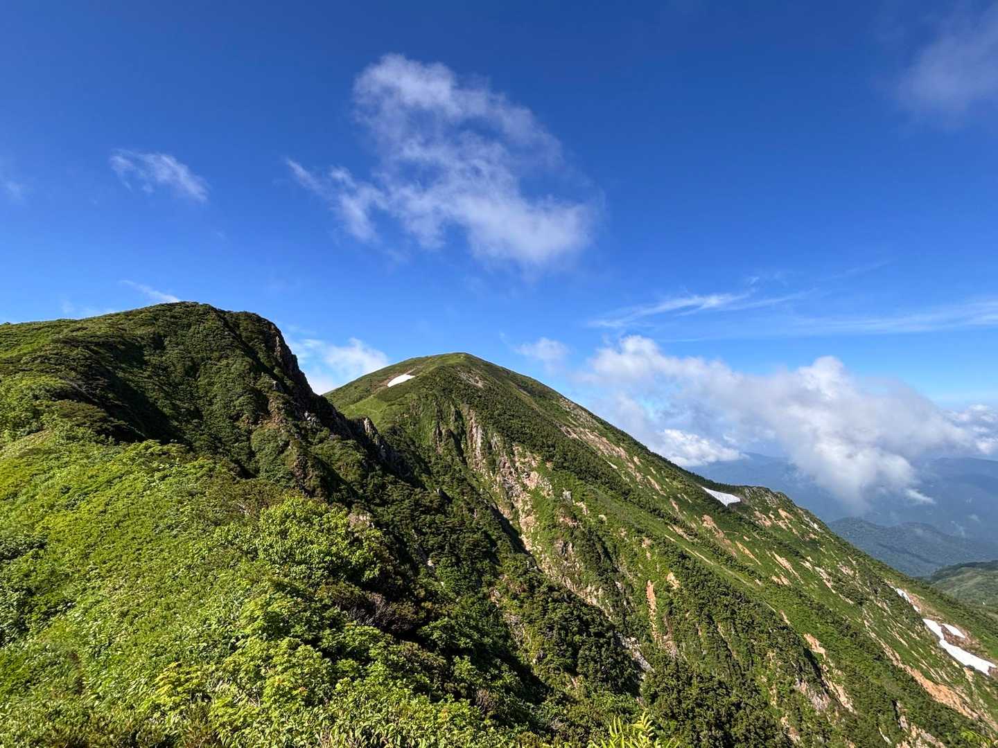 左に御舎利山、中央が別山