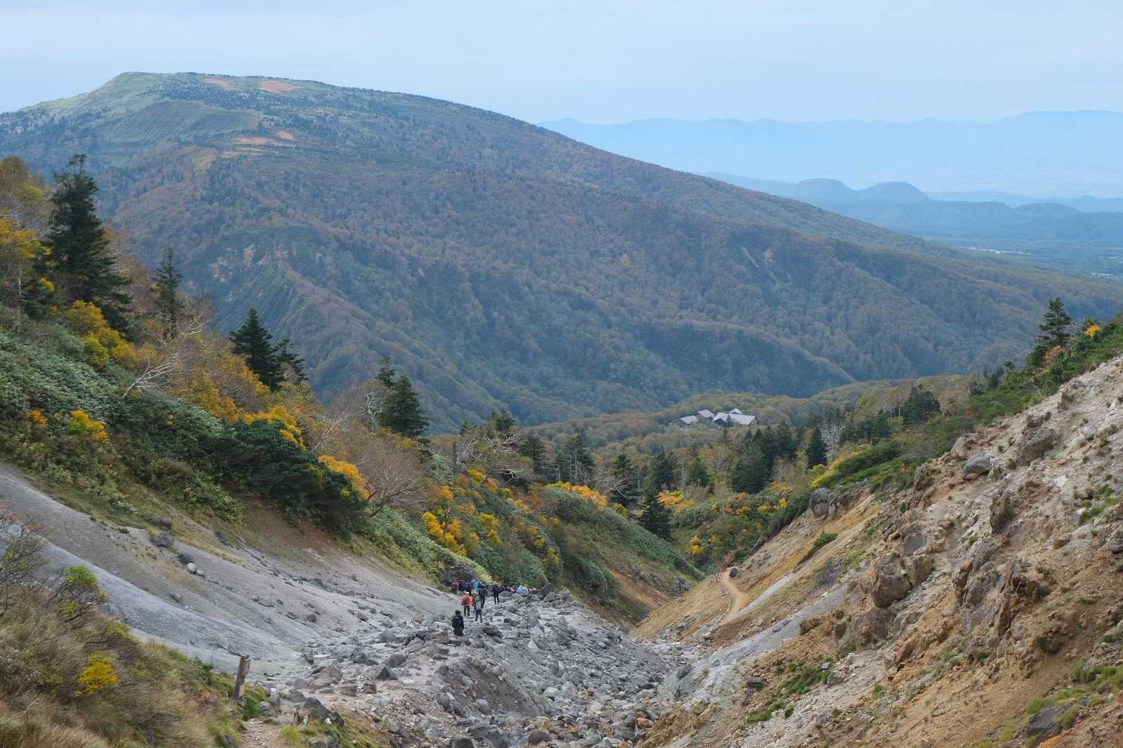 酸ヶ湯温泉から八甲田大岳を登り、広大な高層湿原を歩く王道コースの写真