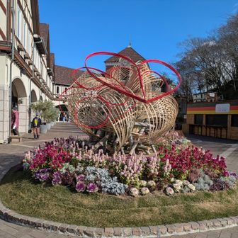 🩷のモニメントを直進