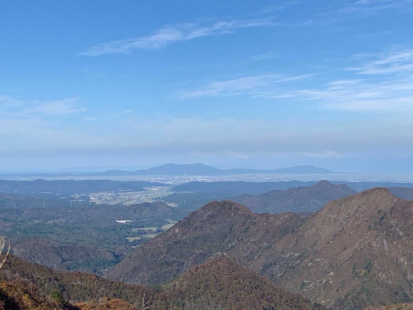 万之助山　山頂より西蒲三山　先週もみじ谷へ行ったが_・・・残念感は否めない