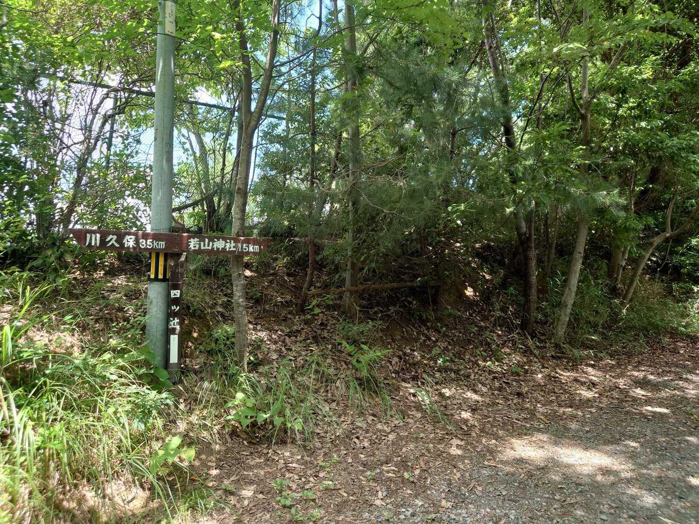 順調に四ツ辻へ。ゴルフ場が出来るまでは四差路だったんだろうな🤔今は三叉路な四ツ辻。