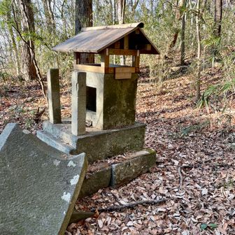 屋根が修復された祠

崩れた大屋根はそのままだ
それにしてもこんな重量物をどうやって運んだのだろう
