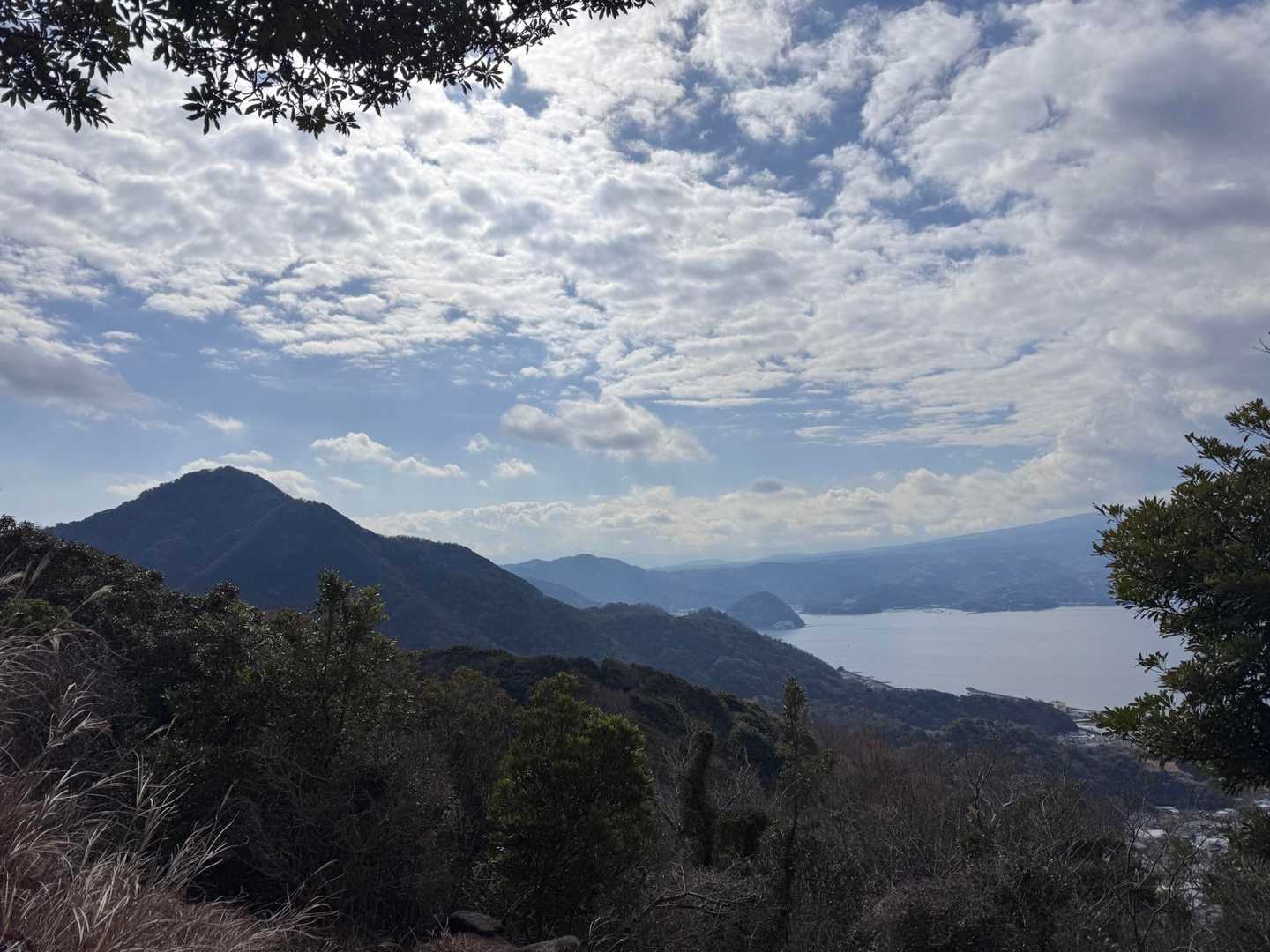 後ろの景色も良い。超えてきた鷲頭山も。