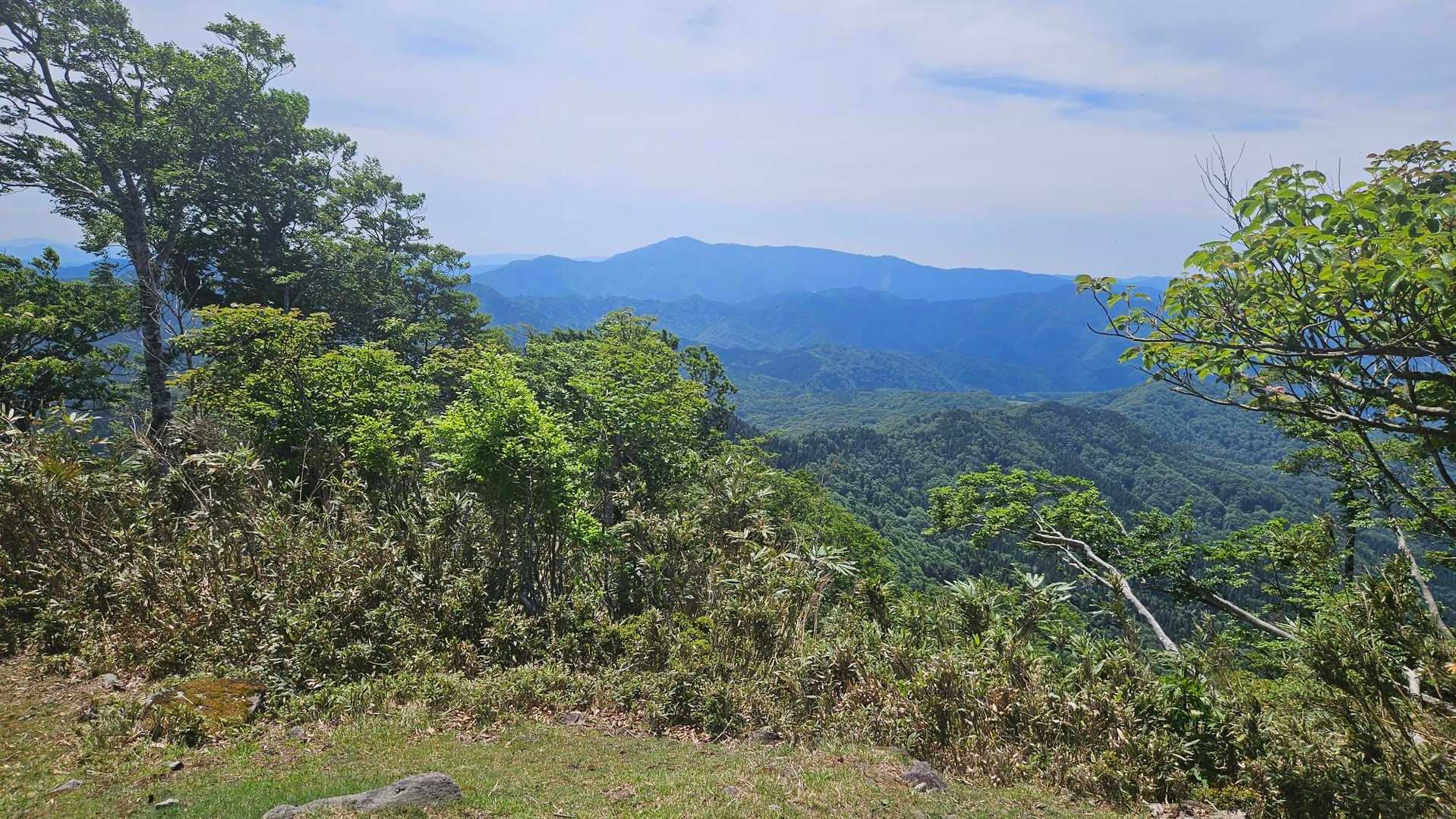 南に昨日登った氷ノ山が見える‼️