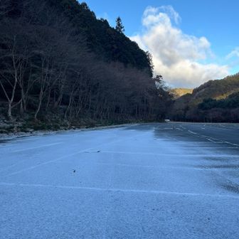 出発地の駐車場　我ら以外誰もいません。