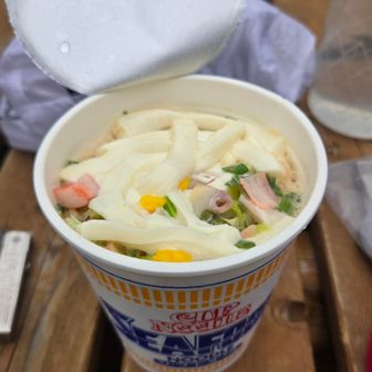 火山館で持ってきたカップヌードルを食べて時間調整！さけるチーズを入れるのが美味しいんですよ！😋