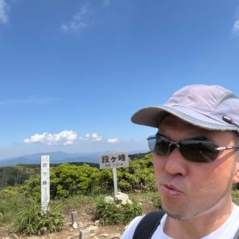 山頂到着🛬
随所で眺望がいいけどやはりここが最高感😎

ちなみにこの段ヶ峰でYAMAP300座になりました🙌　最近あまり記念回数を気にして無く200座ハントは何処だったか分かんないのですが、今回たまたま気づいたので関西100名山を選んで見ました。引き続き登山を楽しみたいと思います😄