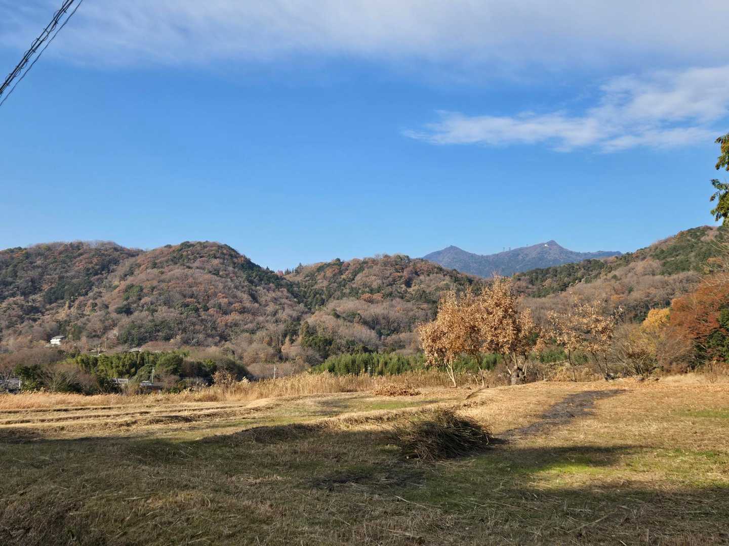 下山直後、里山の後方に筑波山