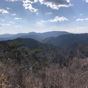 視界が開けてきました。本宮山。