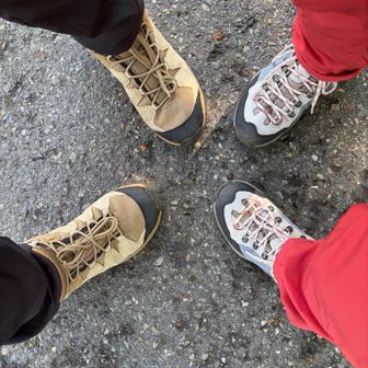 今日も２人で4人っぽく🥾
まだスポルティバの登山靴は入院中なので、2年前に買ってソールがツルツルのサロモンで行きます🥾
なんかサロモンの靴は、良い意味でも悪い意味でも足袋を履いてる様にソールが薄いです