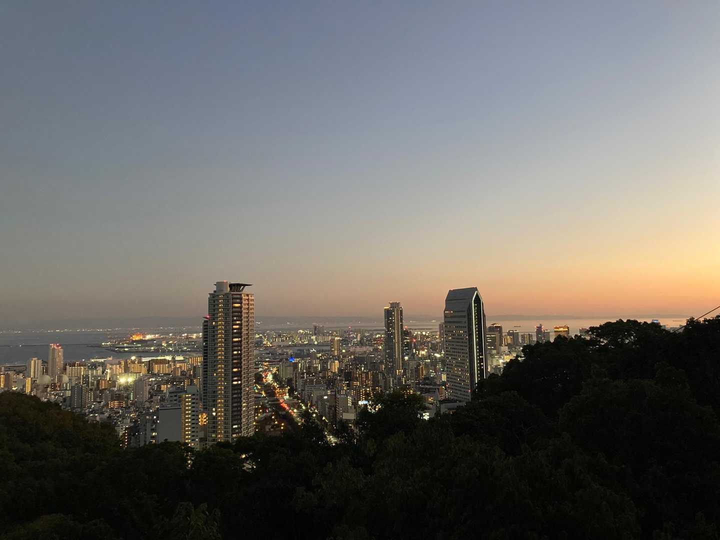 展望台まで戻ってきました。空に雲がなく、夕焼けが綺麗です。